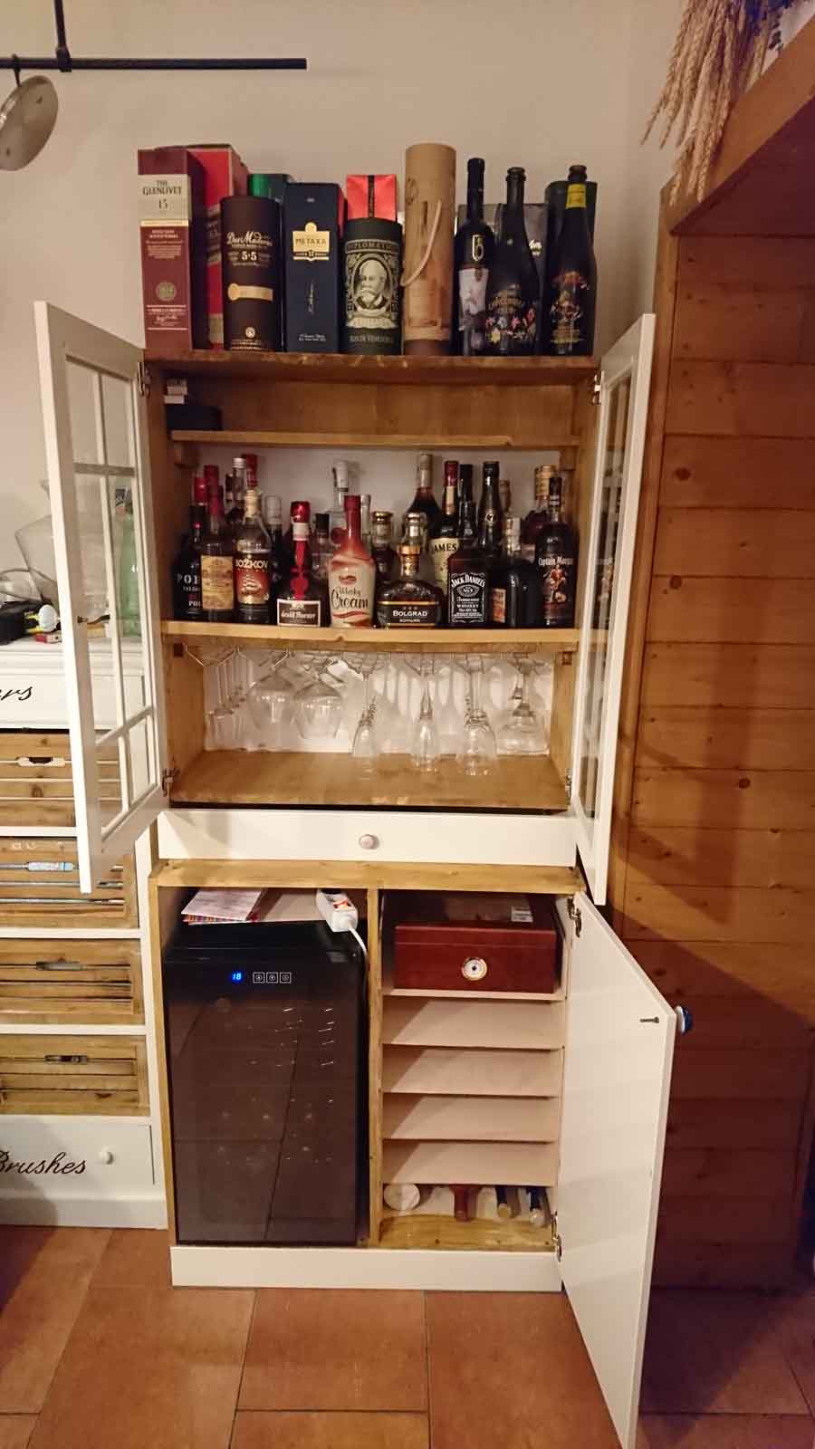 Minibar a skříně.