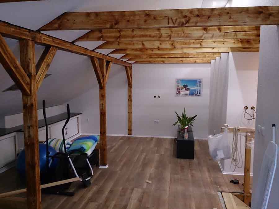 Rekonstrukce podkroví s izolací, obložením a vybavením.